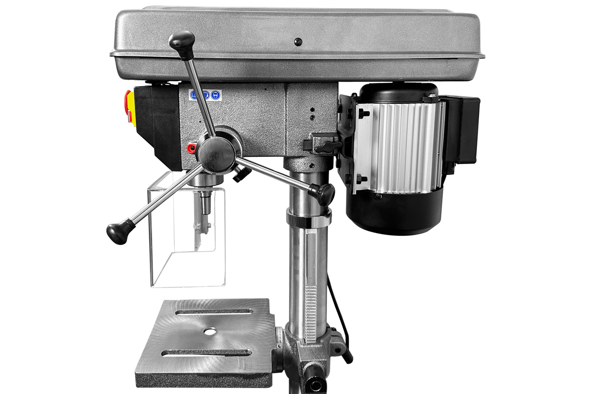 Nahaufnahme einer grauen Tischbohrmaschine TBM6016. Zu sehen sind Bohrfutter, Arbeitstisch und 230V Motor. Handkurbel und Bohrtiefenanschlag sind erkennbar.