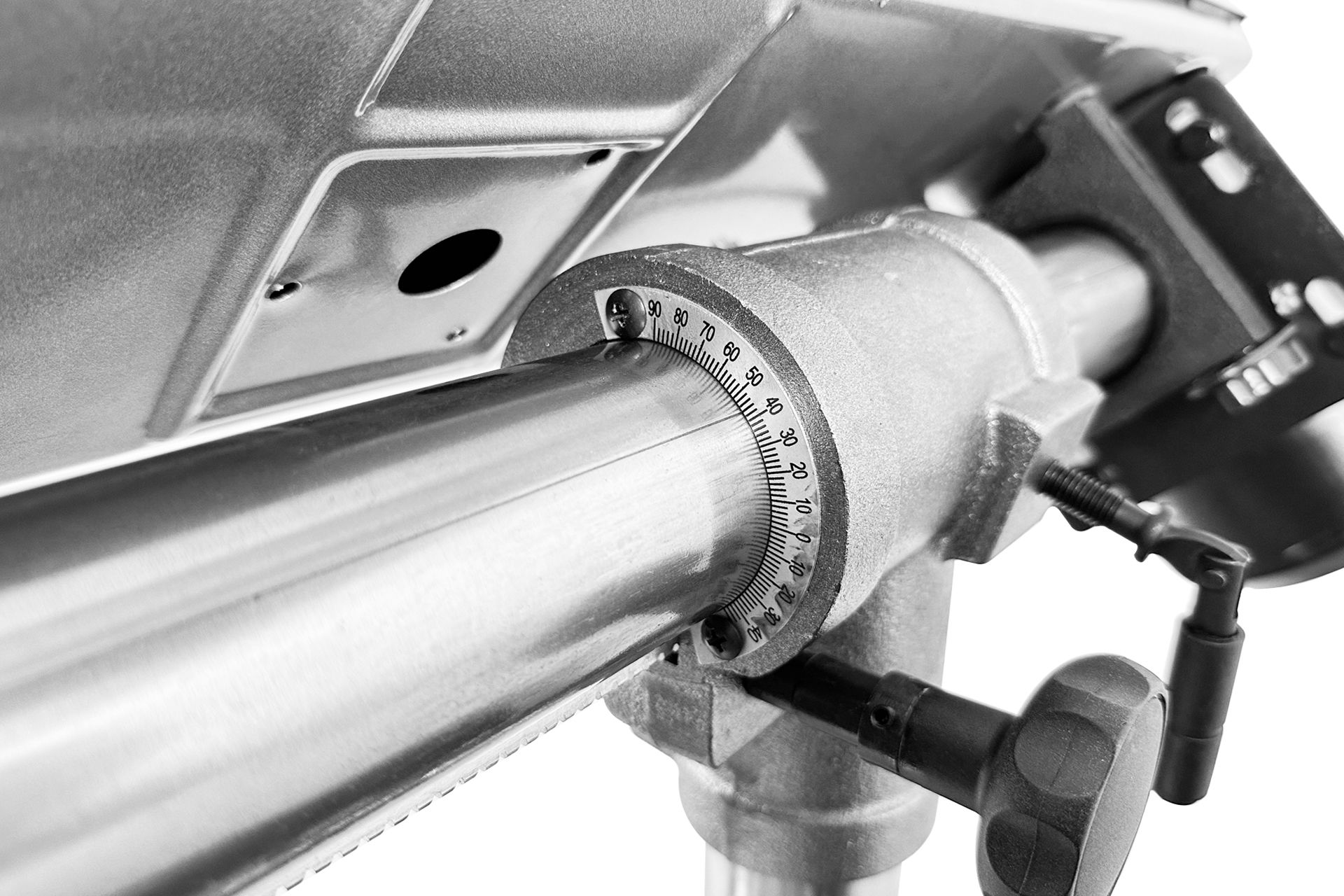 Detailansicht Radialbohrmaschine RBM6016: Skala zur Winkelanzeige am Bohrkopf, Einstellschraube und Metallteile.