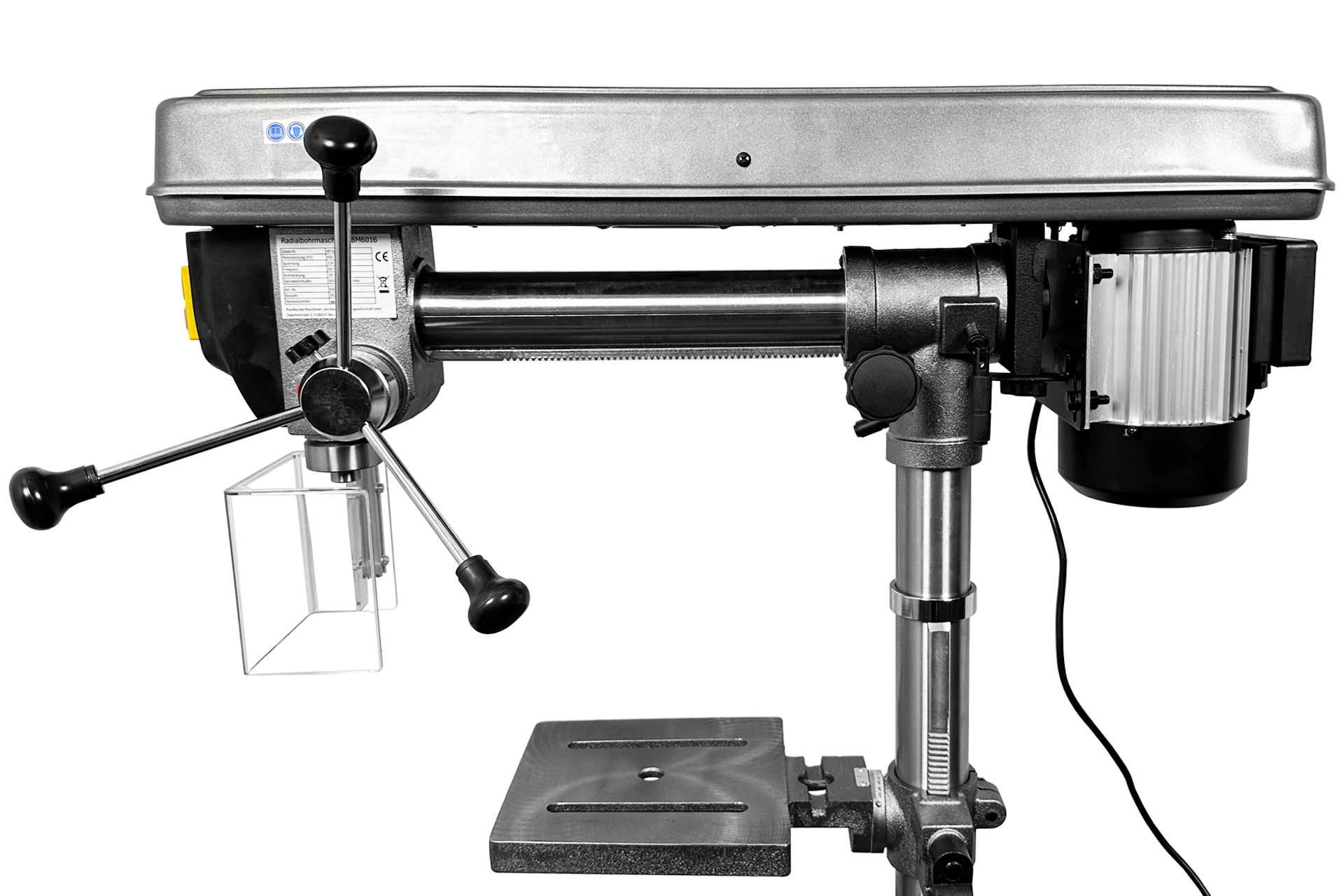 Nahaufnahme einer Radialbohrmaschine RBM6016. Der Bohrkopf mit 230 Volt Motor, Bohrtisch und Handkurbeln sind sichtbar. Der Hintergrund ist neutral weiß.