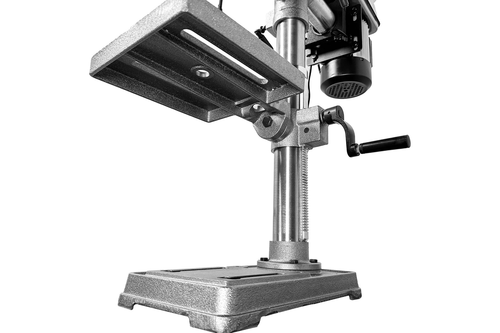 Detailaufnahme der Radialbohrmaschine RBM6016. Grauer Metallsockel, Säule mit Zahnstange, schwenkbarer Tisch und Bohrkopf mit Motor sind sichtbar. Handkurbel zur Einstellung.