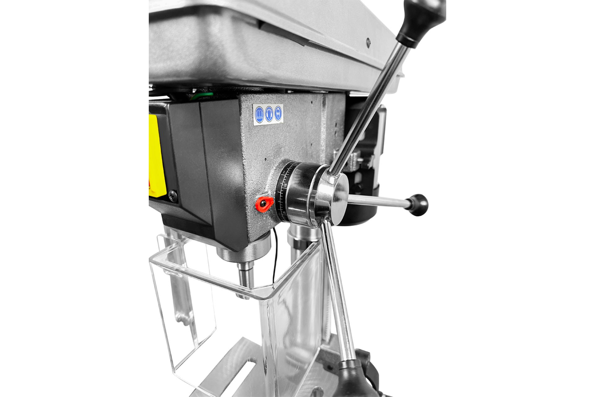 Nahaufnahme Tischbohrmaschine TBM6016 mit Skala, Bohrfutter, Handhebel und transparentem Schutz.
