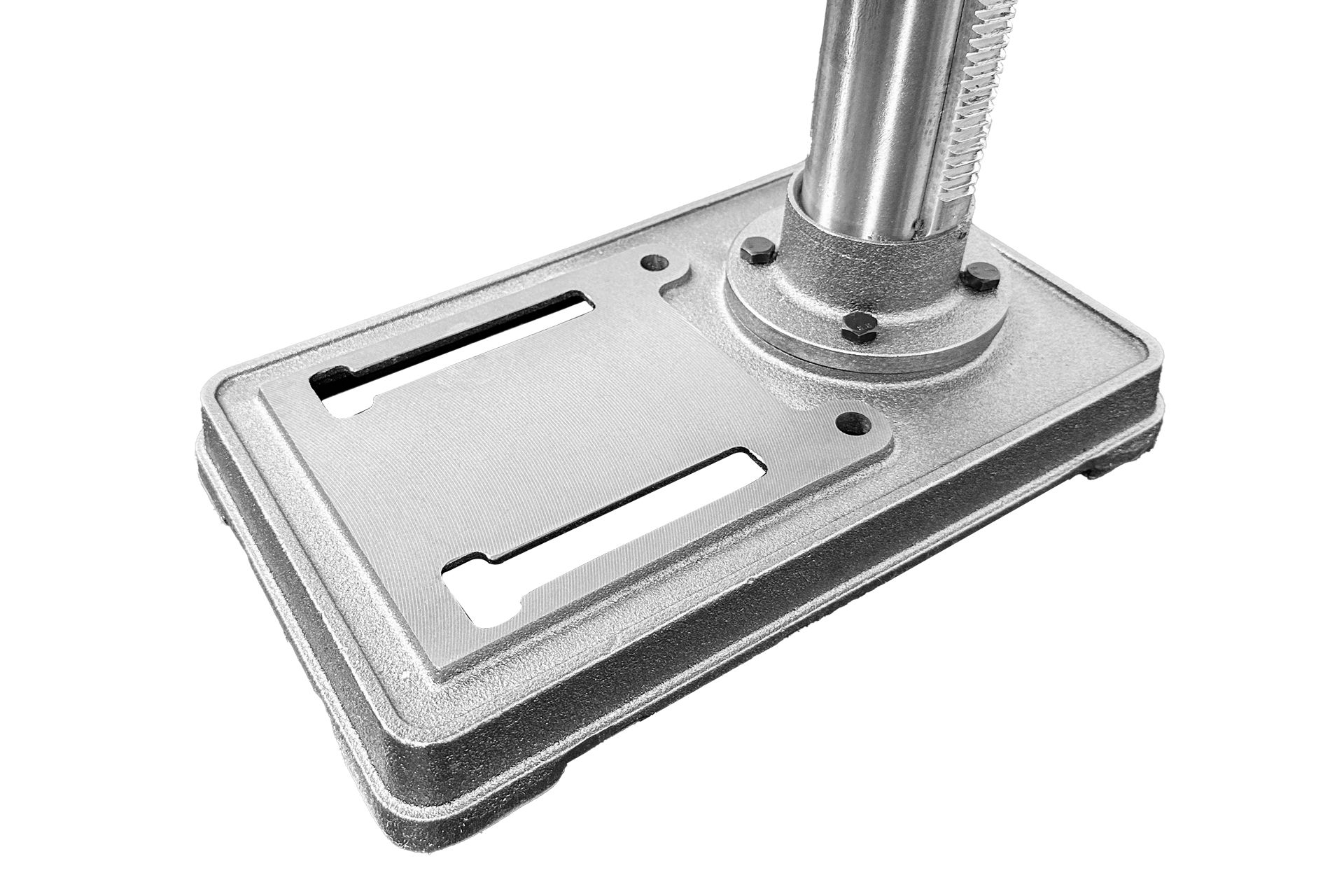 Detailaufnahme der Basis einer Radialbohrmaschine RBM6016. Die Bodenplatte ist aus Metall, mit Aufspannnuten und Befestigungsbohrungen. Die Säule ist gerändelt.