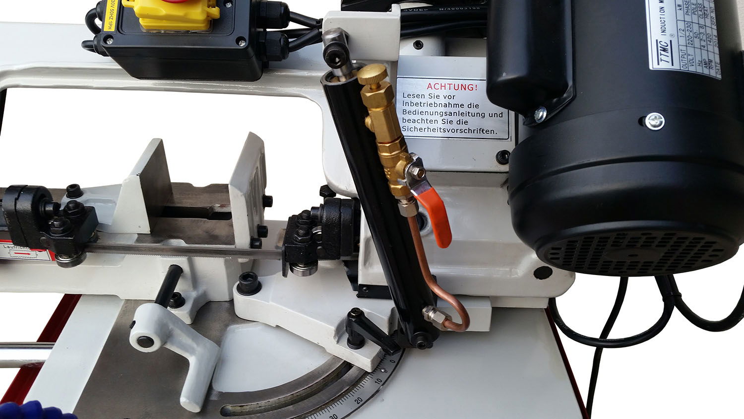 Detailansicht Metallbandsäge BS-128HDR: Sägearm, Schraubstock, Kühlmitteleinrichtung und Hydraulikzylinder sind erkennbar. Maschinenbauteile und Motor im Fokus.
