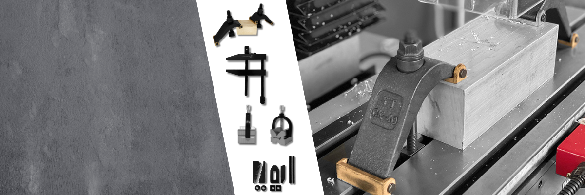 Das Bild zeigt verschiedene Spannmittel, darunter Kniehebelspanner und Schraubzwingen, vor einem grauen Hintergrund und einer Werkbank mit einem bearbeiteten Metallstück.