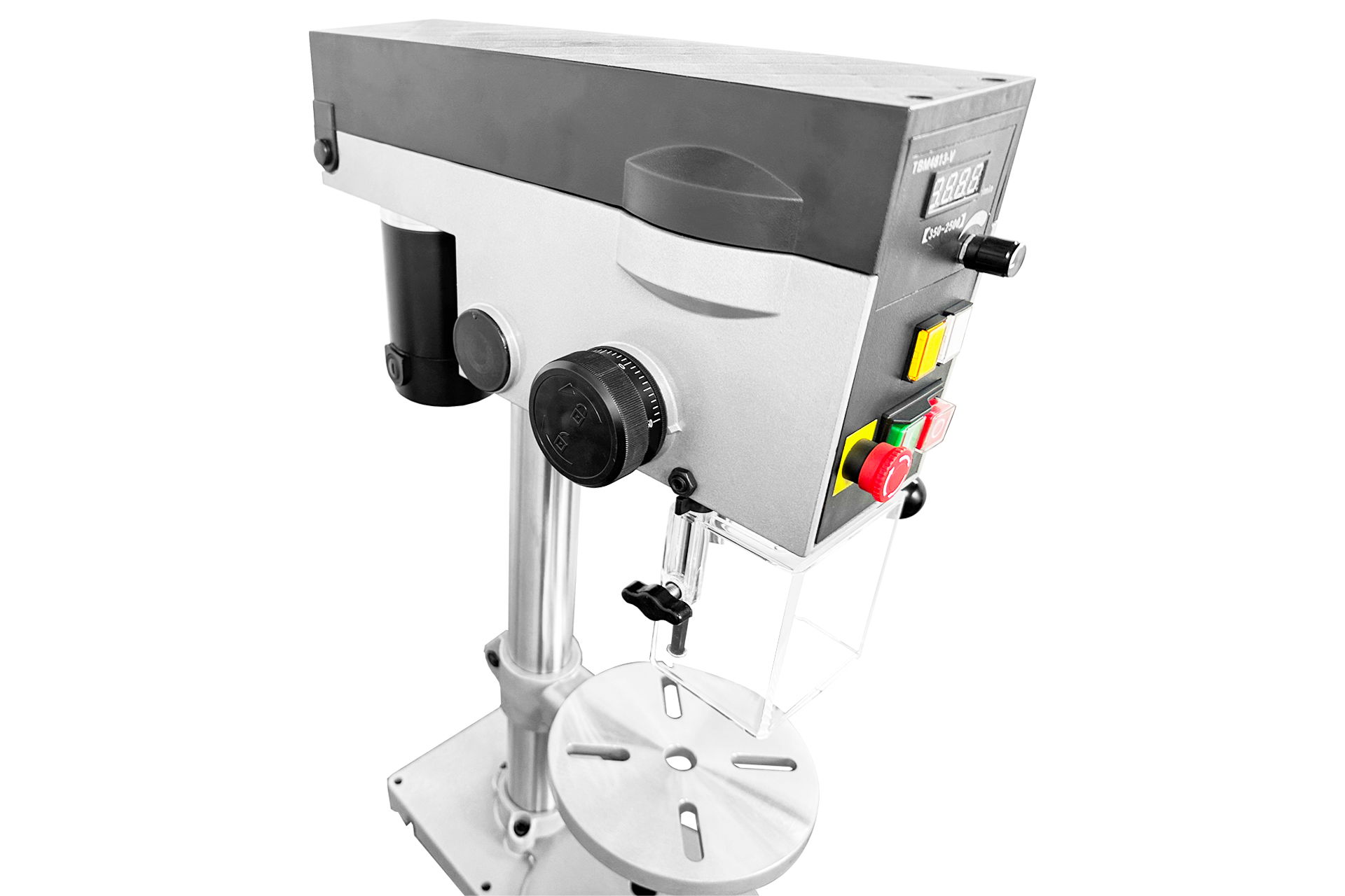 Nahaufnahme einer Tischbohrmaschine TBM4813-V. Sie ist grau und schwarz, mit rotem Notausschalter, digitaler Drehzahlanzeige, Bohrtisch und 230 Volt Motor.