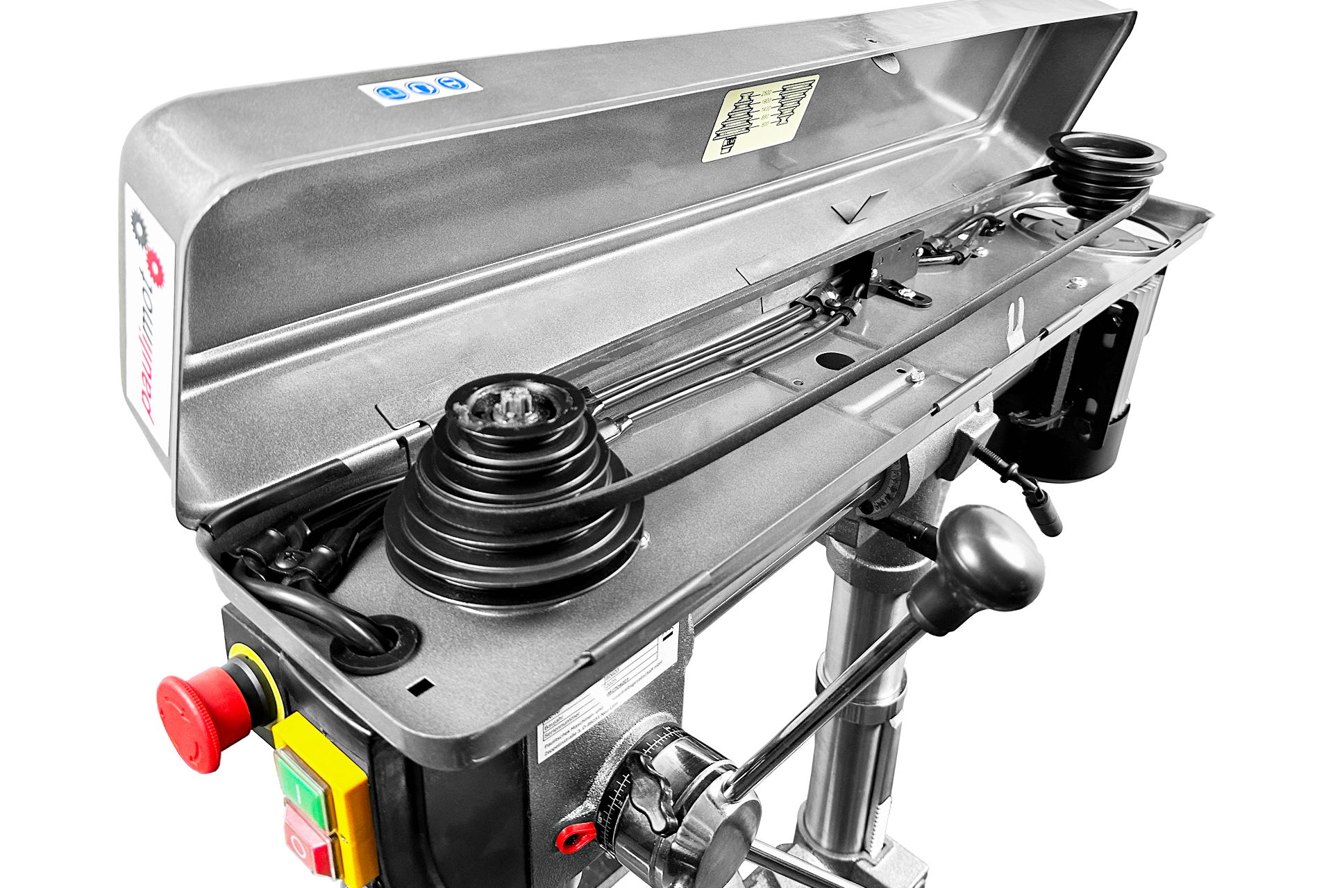Detailaufnahme der Radialbohrmaschine RBM6016. Der geöffnete Getriebekasten zeigt Keilriemen und Riemenscheiben zur Drehzahleinstellung des 230 Volt Motors.