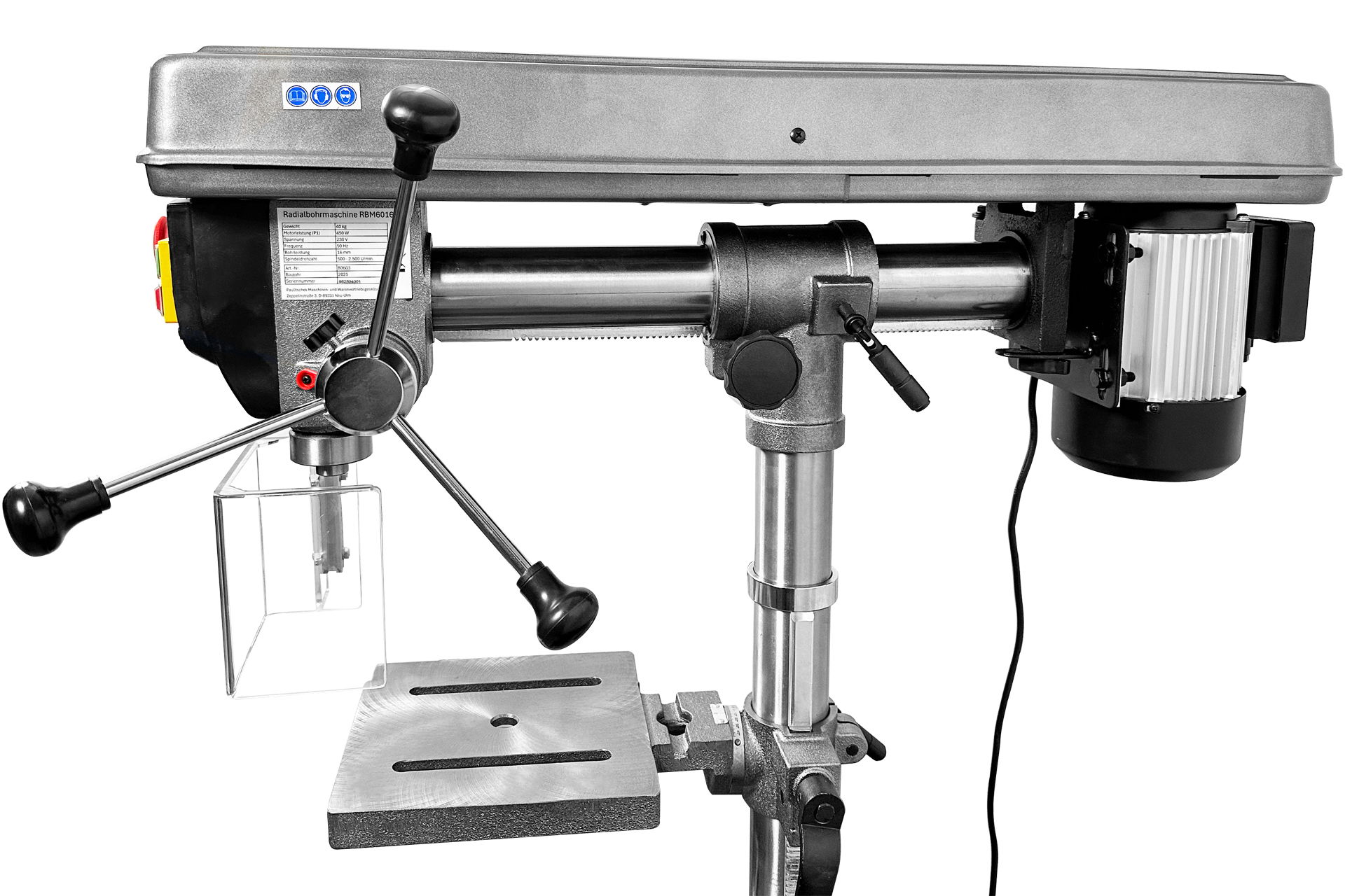 Nahaufnahme der Radialbohrmaschine RBM6016. Zu sehen ist der Bohrkopf, Arbeitstisch und der 230 Volt Motor. Handkurbeln und Bedienelemente sind erkennbar.