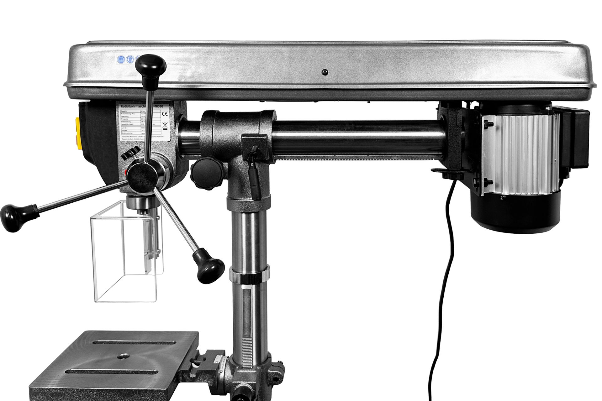 Ansicht einer Radialbohrmaschine RBM6016 mit Bohrkopf, Motor und Arbeitstisch. Metallene Konstruktion mit Bedienelementen und Schutzvorrichtung.