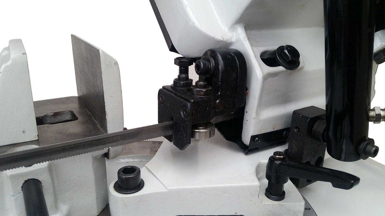 Detailaufnahme der Metallbandsäge BS-128HDR, Fokus auf Sägeband, Werkstückanschlag und kugelgelagerte Sägebandführung. Schraubstock mit Schnellverstellung.
