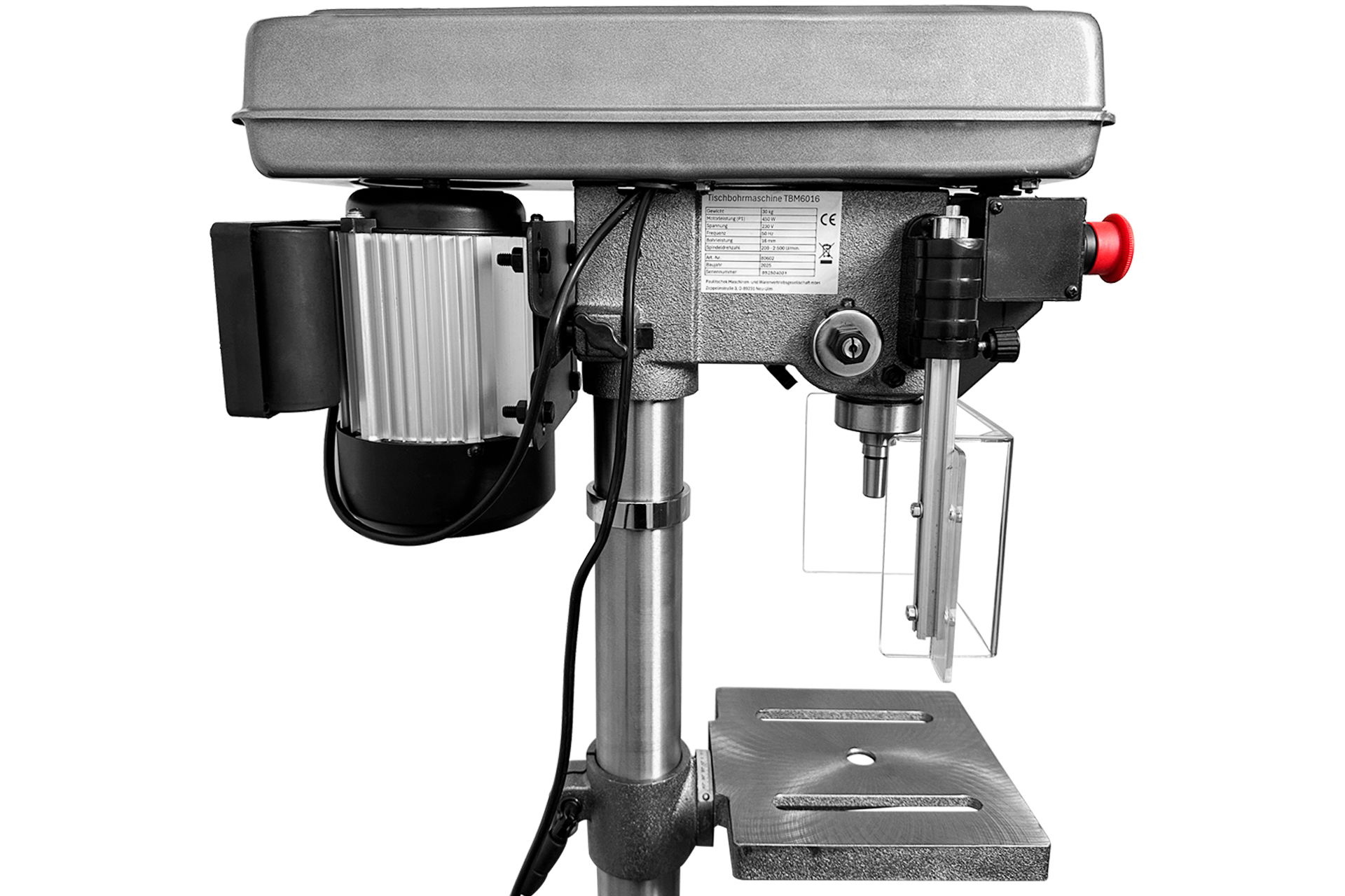 Graue Tischbohrmaschine TBM6016 mit Motor, Bohrfutter, Bohrtisch und rotem Knopf vor neutralem Hintergrund.