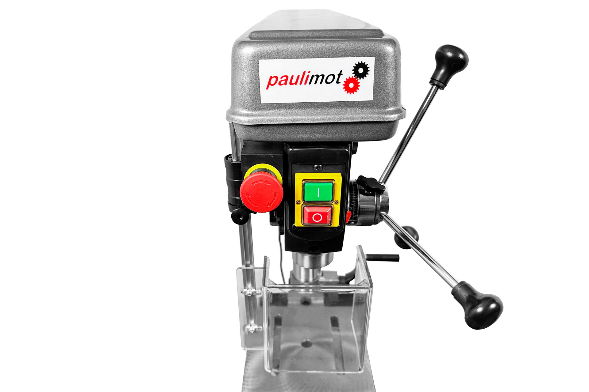 Nahaufnahme der Radialbohrmaschine RBM6016. Details: Bohrkopf, Bedienelemente mit rotem Not-Aus-Schalter, grüne/rote Start/Stop Tasten, Handkurbeln, transparente Schutzvorrichtung.